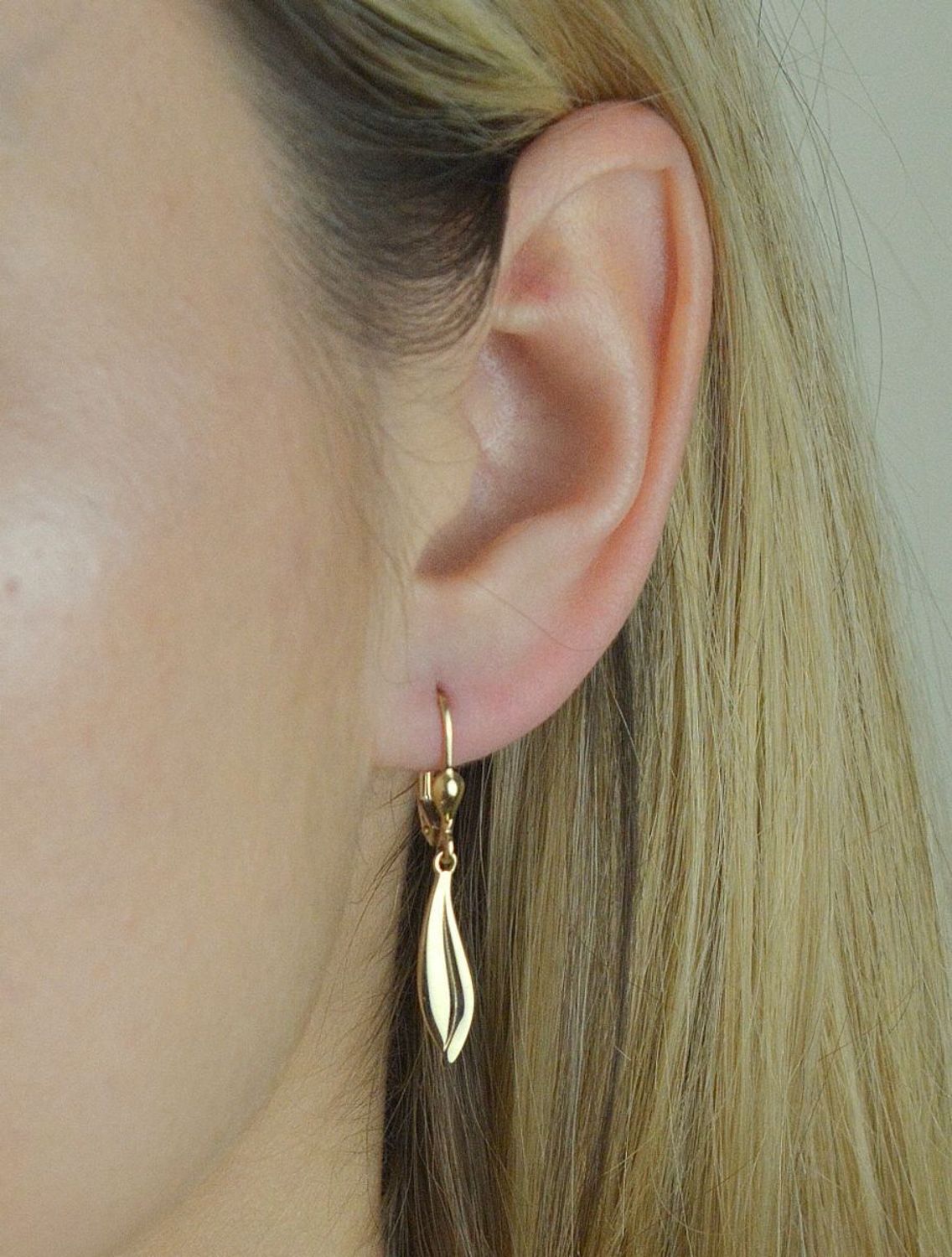 Złote kolczyki wiszące 585 łezki KL 11214. Złote kolczyki wiszące. Złote kolczyki łezki. Eleganckie, złote kolczyki z ozdobnym wiszącym elementem w kształcie koła. Kółko jest do połowy pełne..jpg